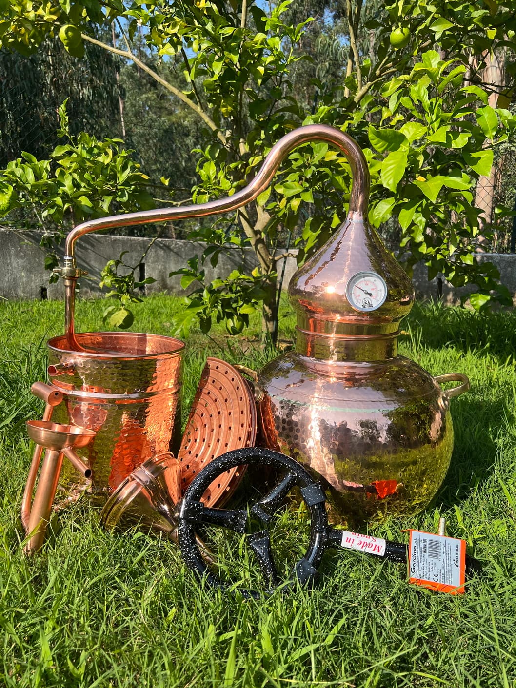 This complete distilling kit includes: a 40 L premium alembic equipped with a copper pot with soldered union construction, a swan neck lid and a condensing recipient with serpentine coil and water inlet/outlet. This kit also includes a spring thermometer installed on the helmet, a copper sieve tray, copper funnel, a copper parrot spout and a gas burner, saving you 58.30 Euros on the total for these products.