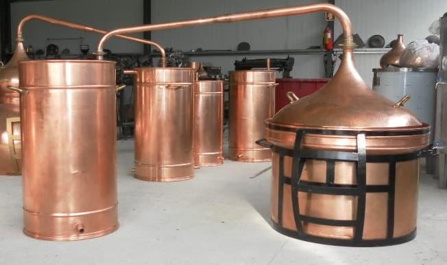 This model is also equipped with a detachable brass locking system on the helmet lid that will facilitate storage when the alembic is not in use and also allows the connection of a refining lentil that can be purchased separately. Metal Brace is optional but may facilitate cleaning.